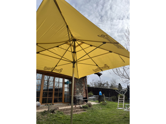 1x Slunečník cca 3,5x3,5m   500 Kč. za víkend nebo 4 dny kdykoli