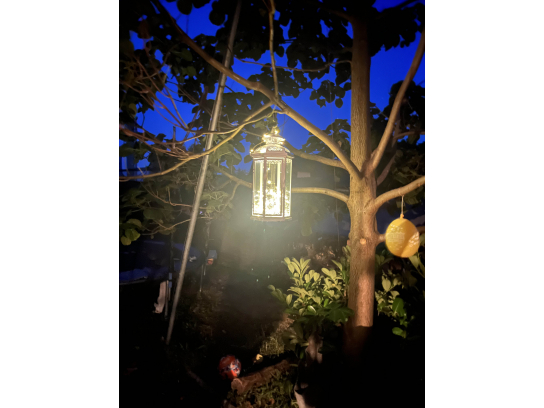 1x Lucerna na zavěšení či položení. Aktuálně s dekorativním osvětlerním 200 Kč. na  dobu oslavy