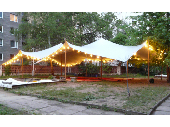 Beduínský stan 10x15m ve vnitrobloku v Praze